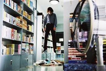 Последният живот във вселената = Ruang rak noi nid mahasan = Last Life in the Universe (2003) - 2
